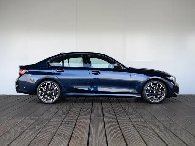 BMW 3 Serie Sedan 330i 2025 Benzine 4