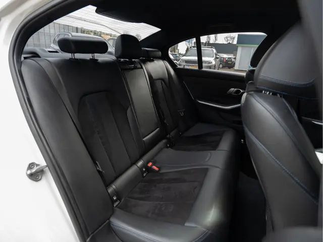 BMW 3 Serie 320i High Executive 2019 Benzine 38