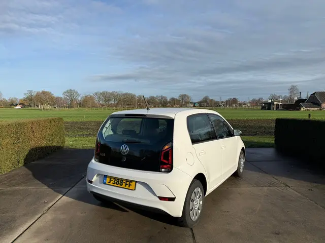 Volkswagen up! 1.0 BMT move up! 2019 Benzine 4