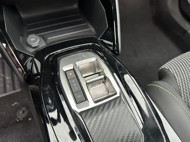 Peugeot 2008 1.2 Hybrid 145 PK GT 2025 Hybride Benzine 28