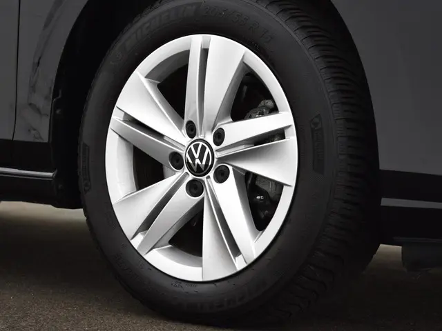 Volkswagen Golf 1.0 eTSI 110pk DSG Life 2024 Benzine 21