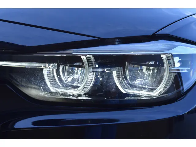 BMW 3 Serie Touring 320i 2018 Benzine 28