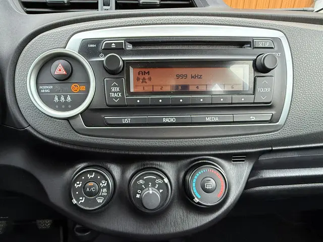Toyota Yaris 1.0 Vvt-i 5-DRS 2014 Grijs 2014 Benzine 13