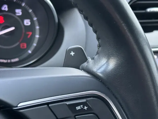 Jaguar XE 2.0 Portfolio 2015 Benzine 45