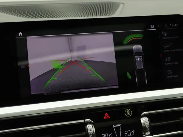 BMW 3 Serie 320i Touring 2020 Benzine 19