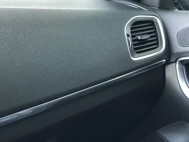 Volvo V40 1.6 T3 R-Design 2013 Benzine 21