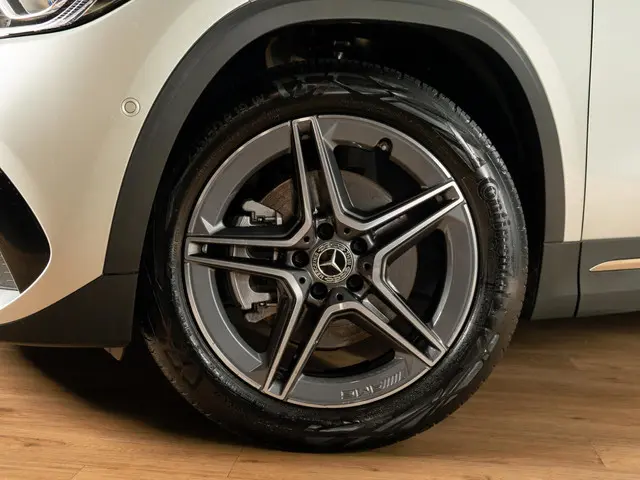 Mercedes-Benz GLA 250 e AMG Line 2023 Hybride Benzine 6