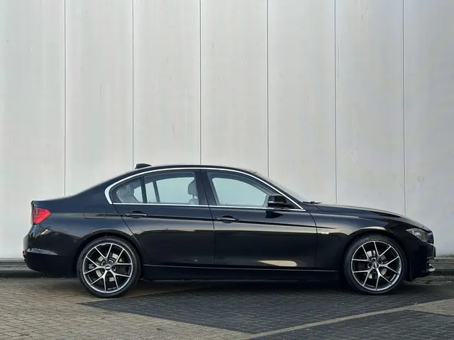 BMW 3 Serie 320i Executive 2013 Benzine 6