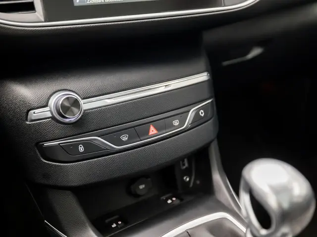 Peugeot 308 SW 1.2 PureTech Premium Sport 2015 Benzine 10