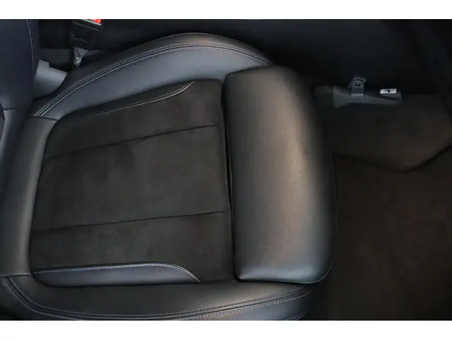 BMW 3 Serie 330i High Executive 2020 Benzine 38