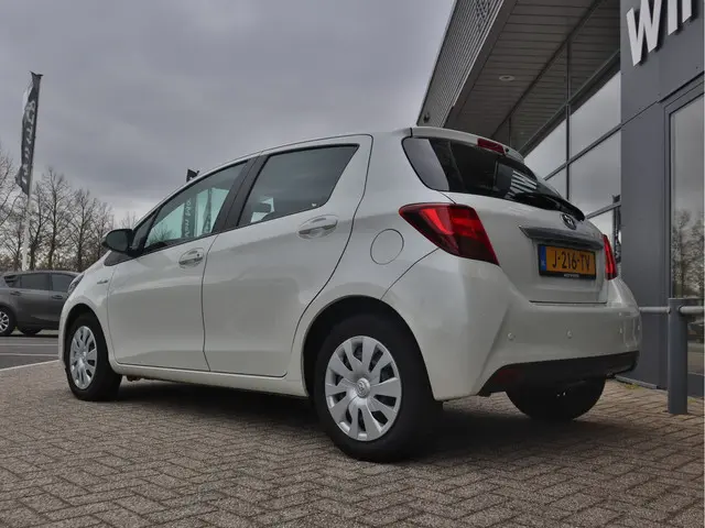 Toyota Yaris 1.5 Hybrid Comfort 2015 Hybride Benzine 6
