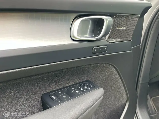 Volvo XC40 automaat Plus dark 2024 Benzine 8