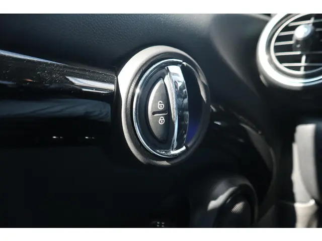MINI 5-Deurs Cooper 2021 Benzine 18