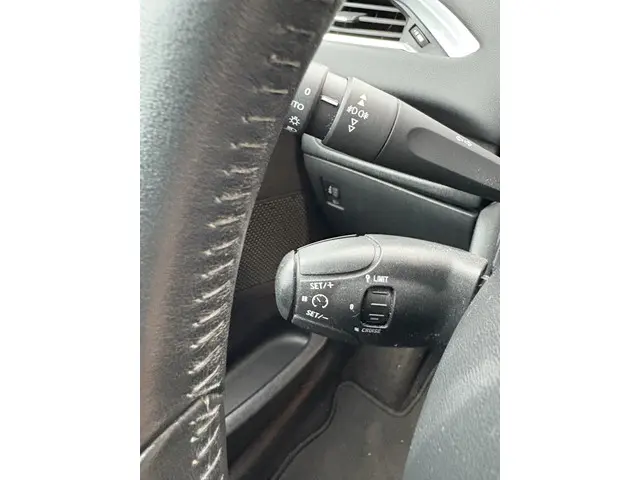 Peugeot 208 1.2 VTi Allure 2014 Benzine 12