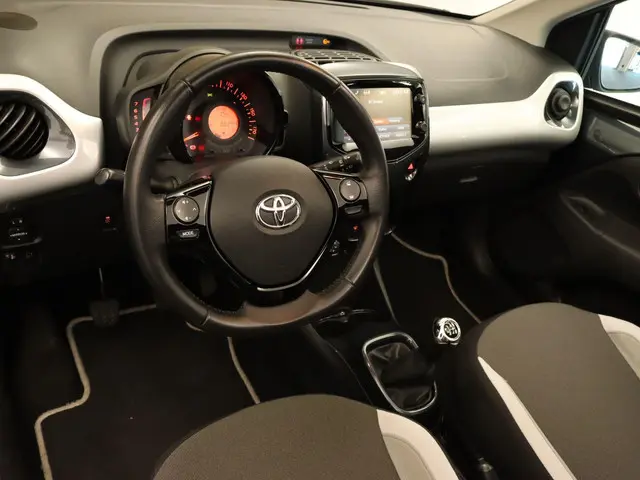 Toyota Aygo 1.0 VVT-i x-clusiv Cabrio 2016 Benzine 4