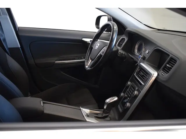 Volvo V60 T3 150pk AUT6 Momentum 2013 Benzine 16