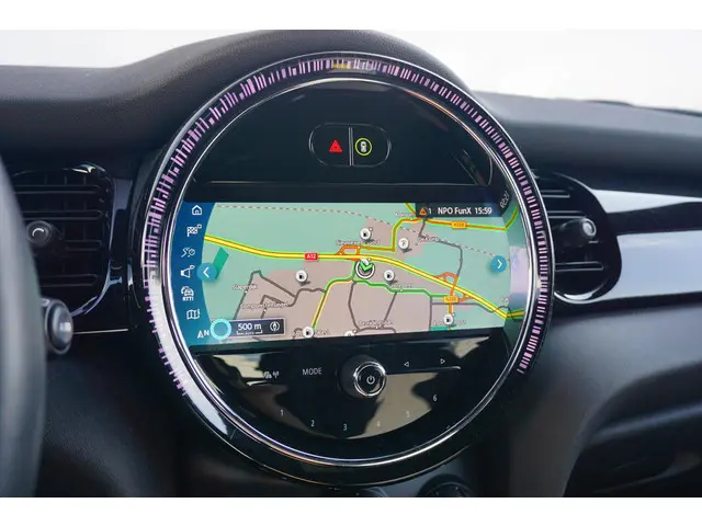MINI 5-Deurs Cooper Camden Edition 2023 Benzine 21