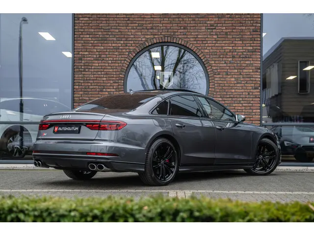 Audi S8 3