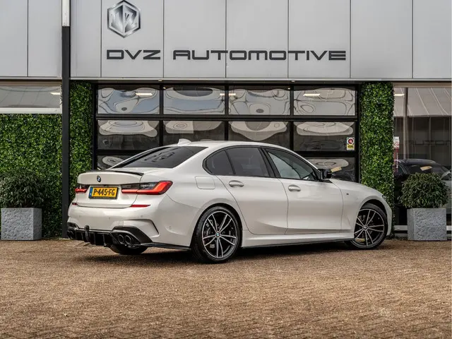 BMW 3 Serie 320i High Executive 2019 Benzine 8