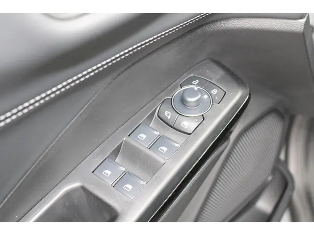 Ford Puma 1.0 EcoBoost Hybrid Titanium 2025 Benzine 8