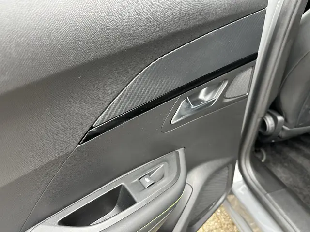 Peugeot 2008 1.2 Hybrid 145 PK GT 2025 Hybride Benzine 36