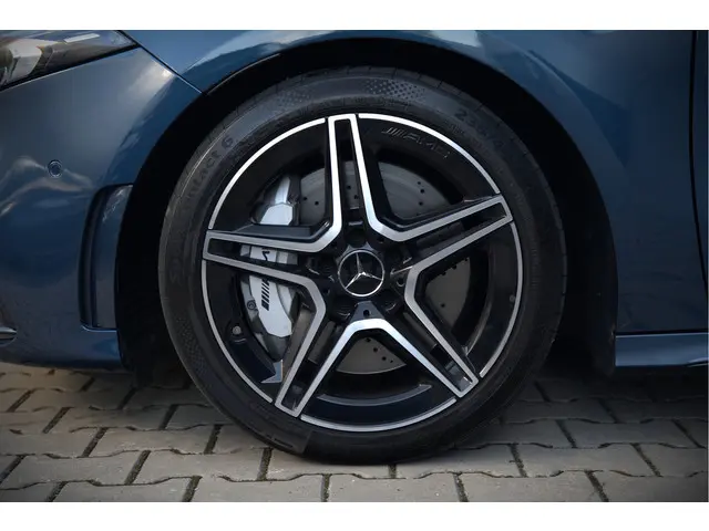Mercedes-Benz A-Klasse AMG 35 4MATIC 2022 Benzine 18