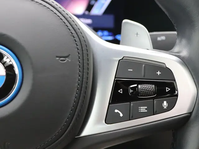 BMW 3 Serie Sedan 330e 2023 Hybride Benzine 25