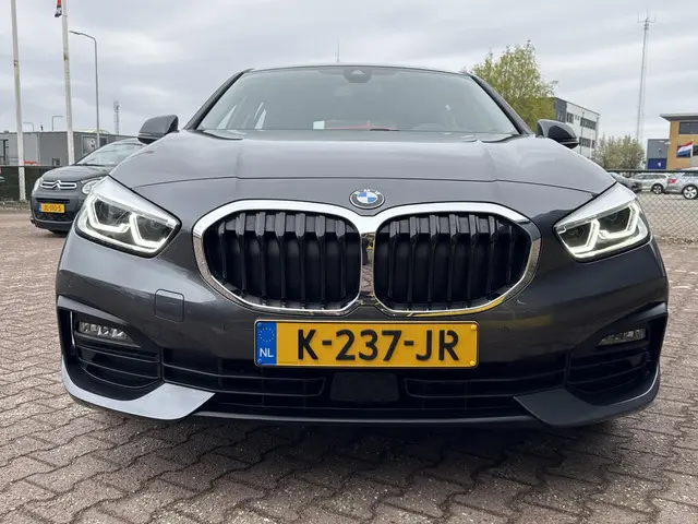 BMW 1 Serie 118i Executive Edition 2021 Benzine 24