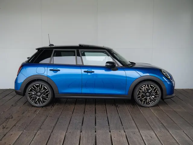MINI 5-Deurs Cooper C 2024 Benzine 4