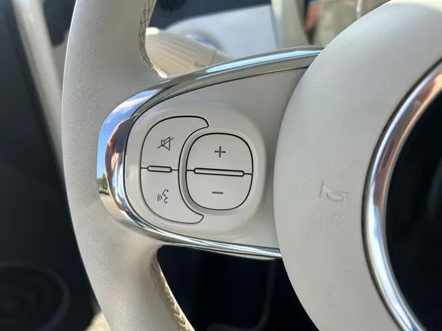 Fiat 500 1.0 Hybrid Launch Edition 2023 Benzine 10