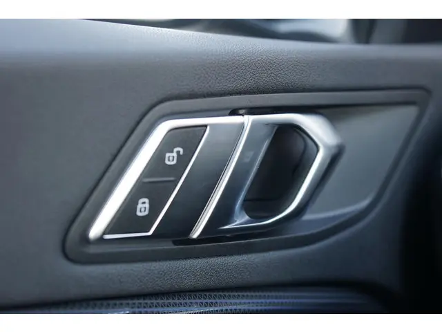 BMW 1 Serie 118i Executive Edition 2020 Benzine 35