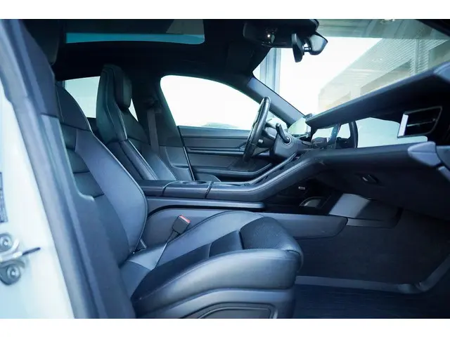 Porsche Taycan Performance 84 kWh 2021 Elektrisch 21