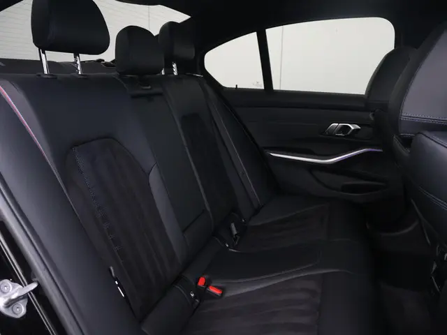 BMW 3 Serie 320i Executive Edition 2021 Benzine 21