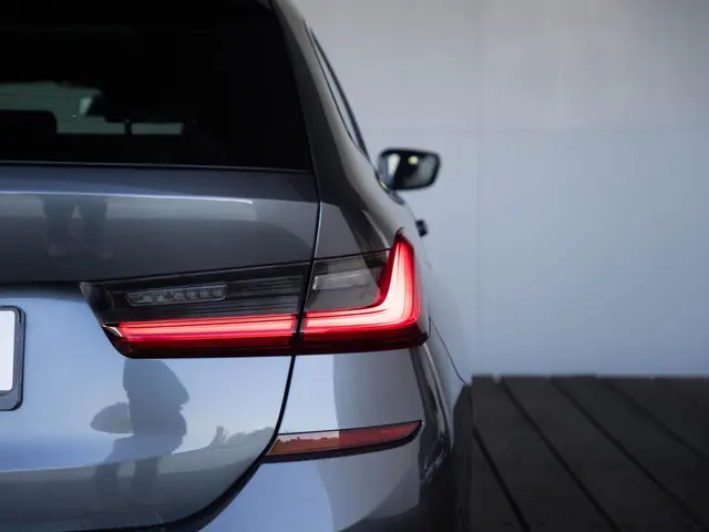 BMW 3 Serie Touring 330e 2021 Hybride Benzine 25