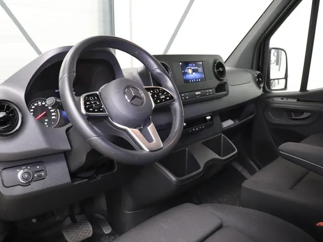 Mercedes-Benz Sprinter 2