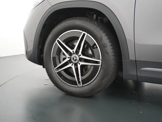 Mercedes-Benz EQA 300 4MATIC AMG Line 2023 Elektrisch 8