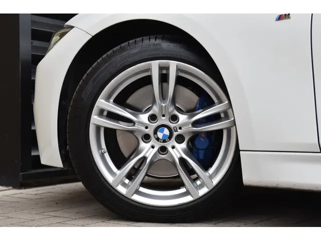 BMW 3 Serie 320i Executive 2018 Benzine 29