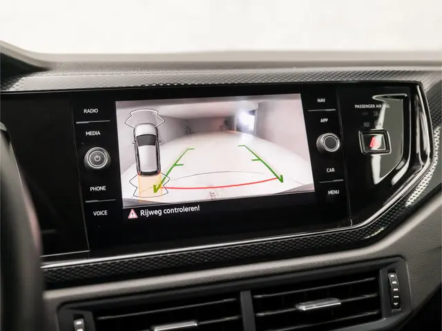 Volkswagen Polo 1.0 TSI Sportline 2023 Benzine 17