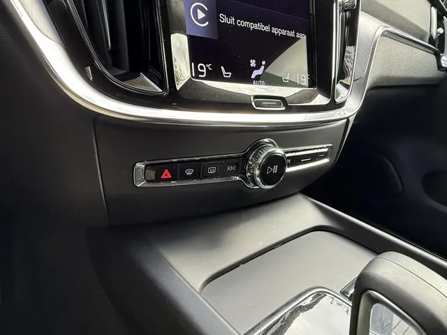 Volvo V60 2.0 B4 Momentum Bus. 2022 Benzine 9
