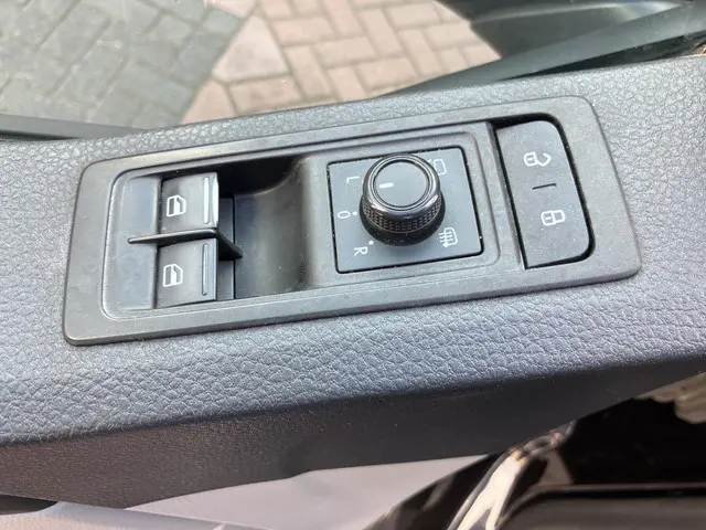 Volkswagen Transporter 2.0 TDI L2H1 Highline 2016 Diesel 31