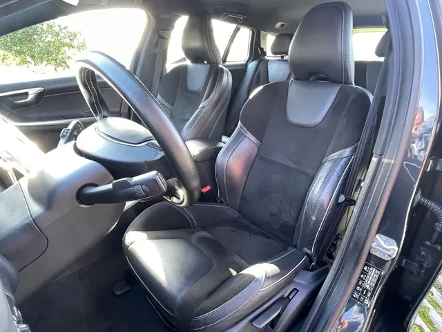 Volvo V60 1.5 T3 Nordic+ R-DESIGN AUTOMAAT 2017 Benzine 18