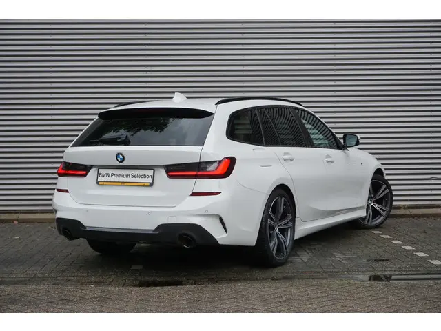 BMW 3 Serie Touring 320i 2021 Benzine 2