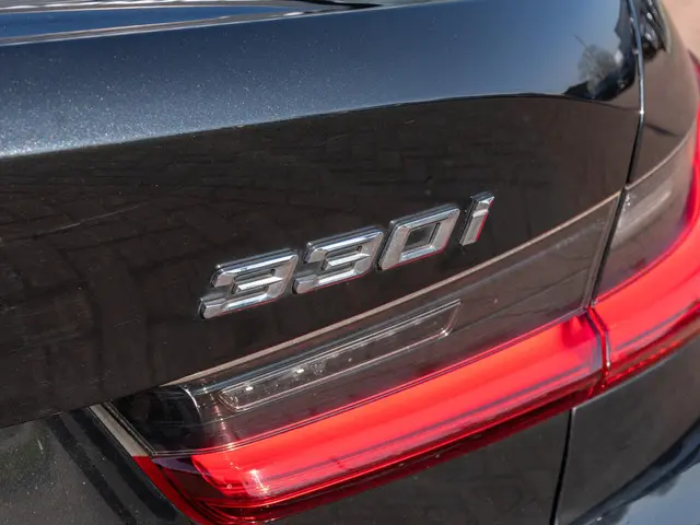 BMW 3 Serie 330i High Executive Edition 2019 Benzine 23