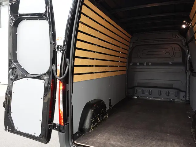 Mercedes-Benz Sprinter L2H2 2022 Diesel 37