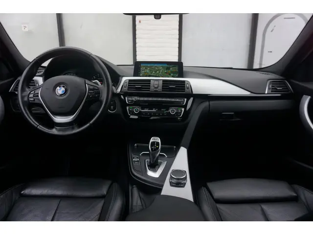 BMW 3 Serie 320i High Exec 2017 Benzine 8