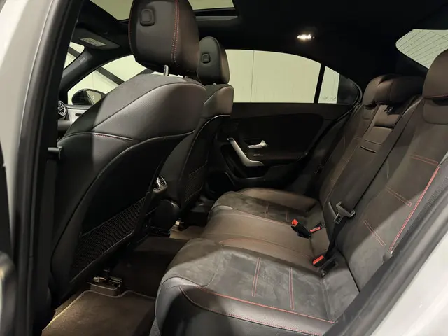 Mercedes-Benz A-Klasse 250 e AMG 2020 Hybride Benzine 17