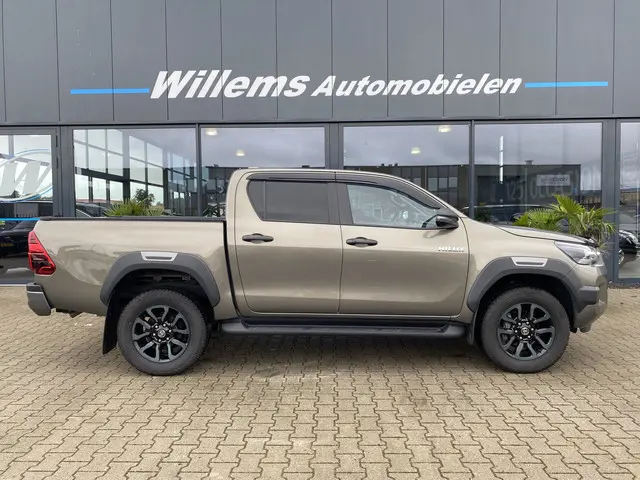 Toyota Hilux 2.8 D-4D Double Cab Invincible 2024 Diesel 7