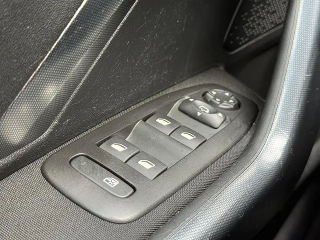 Peugeot 2008 1.2 PureTech Allure 2018 Benzine 25