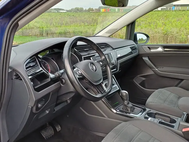 Volkswagen Touran 1.8 TSI Highline 2017 Benzine 28