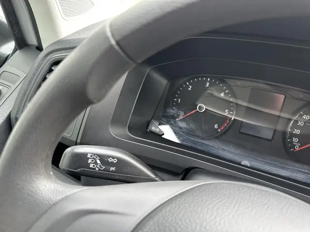 Volkswagen Transporter Kombi 2.0 TDI L2H2 2018 Diesel 10